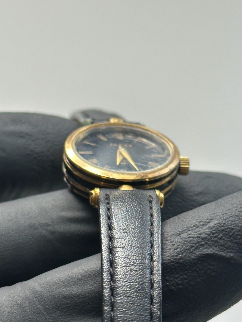 Gucci 2000L Sherry Line Roman Numeral Black Dial 22mm Ladies’ Dress Watch - Picture 4 of 12